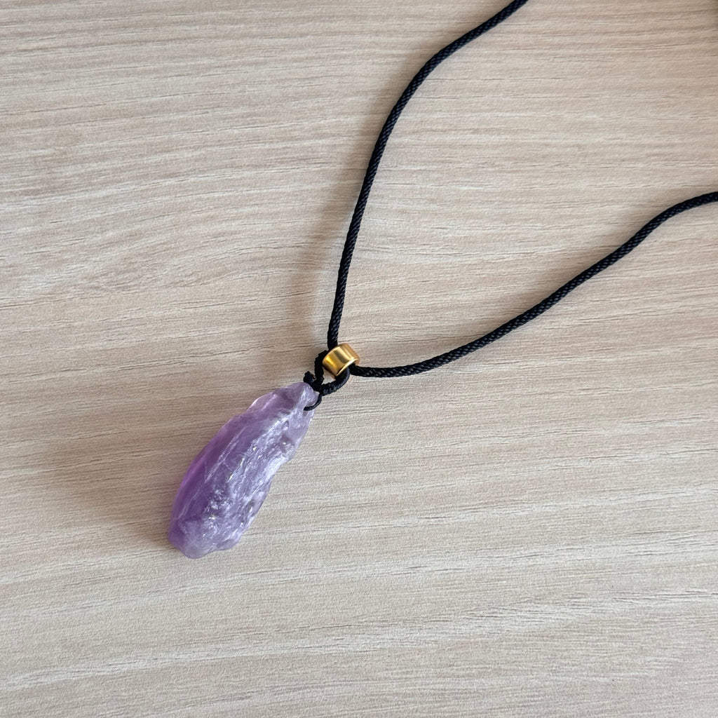 Collier en améthyste brute naturelle violette sur cordon noir – FIROUZ ART