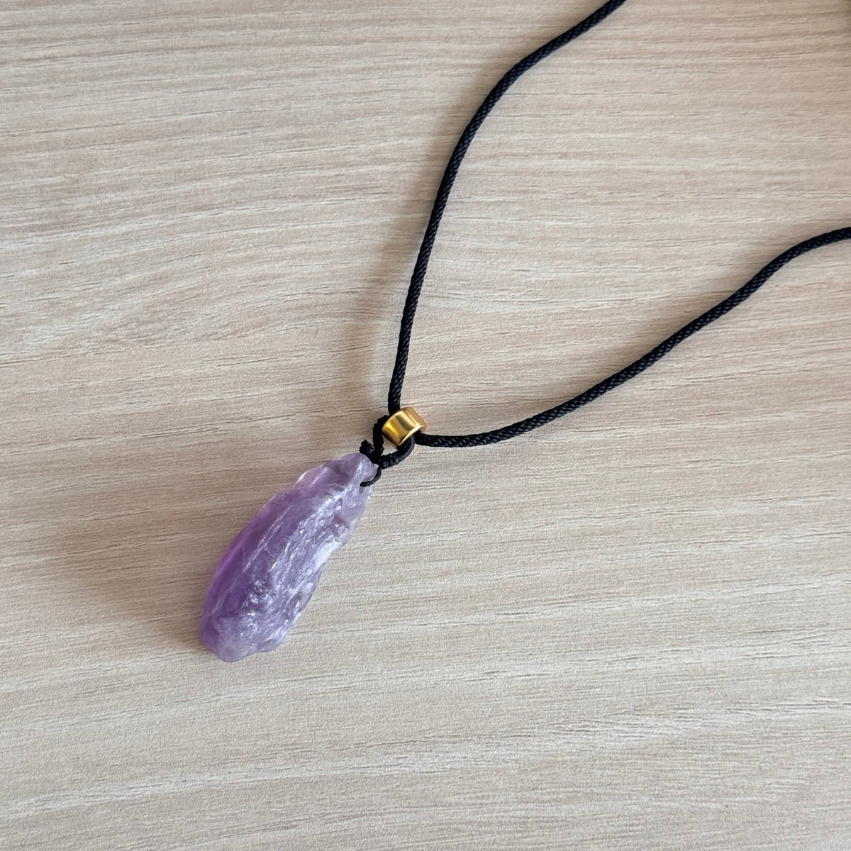 Collier en améthyste brute naturelle violette sur cordon noir – FIROUZ ART