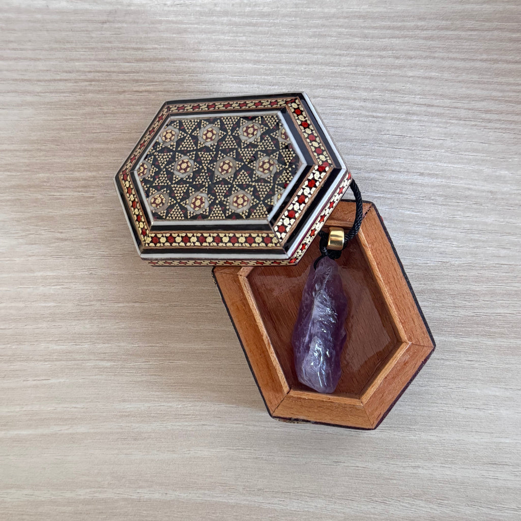 Collier en améthyste brute naturelle violette sur cordon noir – FIROUZ ART