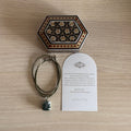Coffret cadeau FIROUZ ART avec collier en agate mousse, coffret Khatam artisanal et carte personnalisée.