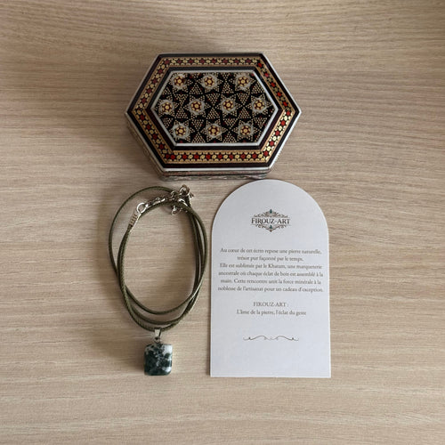Coffret cadeau FIROUZ ART avec collier en agate mousse, coffret Khatam artisanal et carte personnalisée.