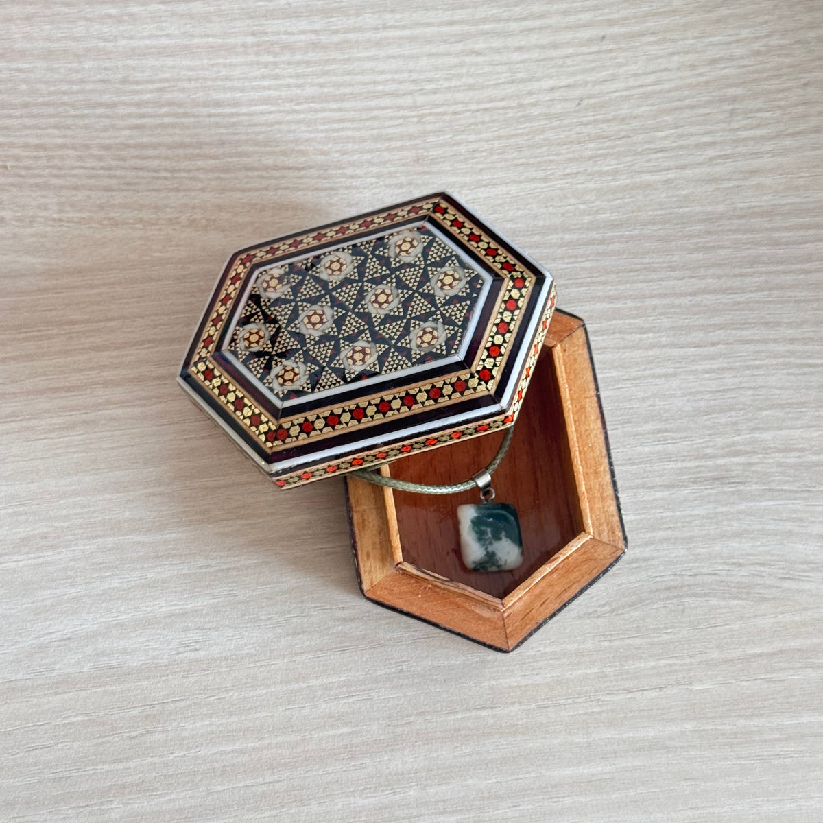 Coffret cadeau FIROUZ ART avec collier en agate mousse, coffret Khatam artisanal et carte personnalisée.