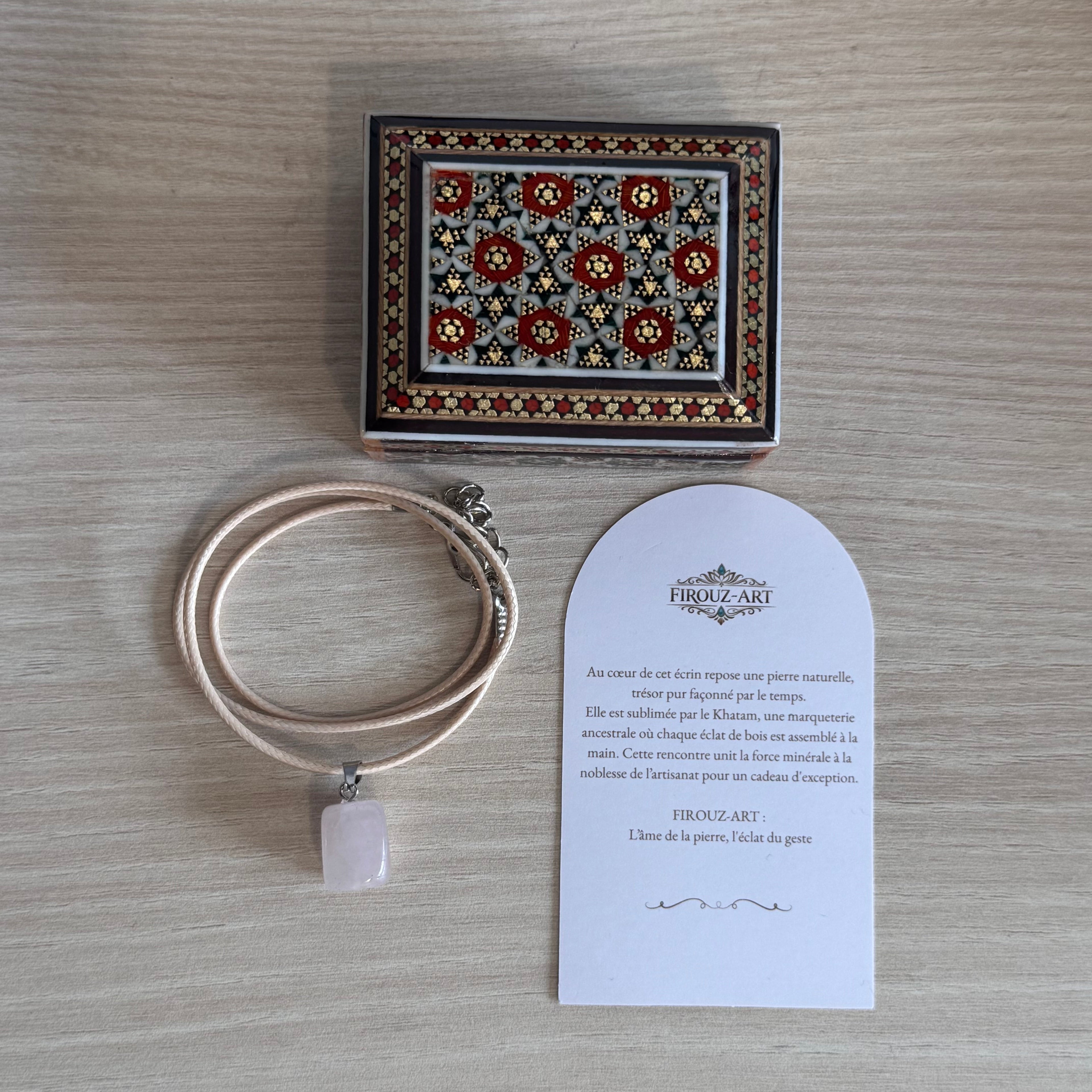 Coffret cadeau FIROUZ ART avec collier en quartz rose, coffret Khatam artisanal et carte personnalisée.