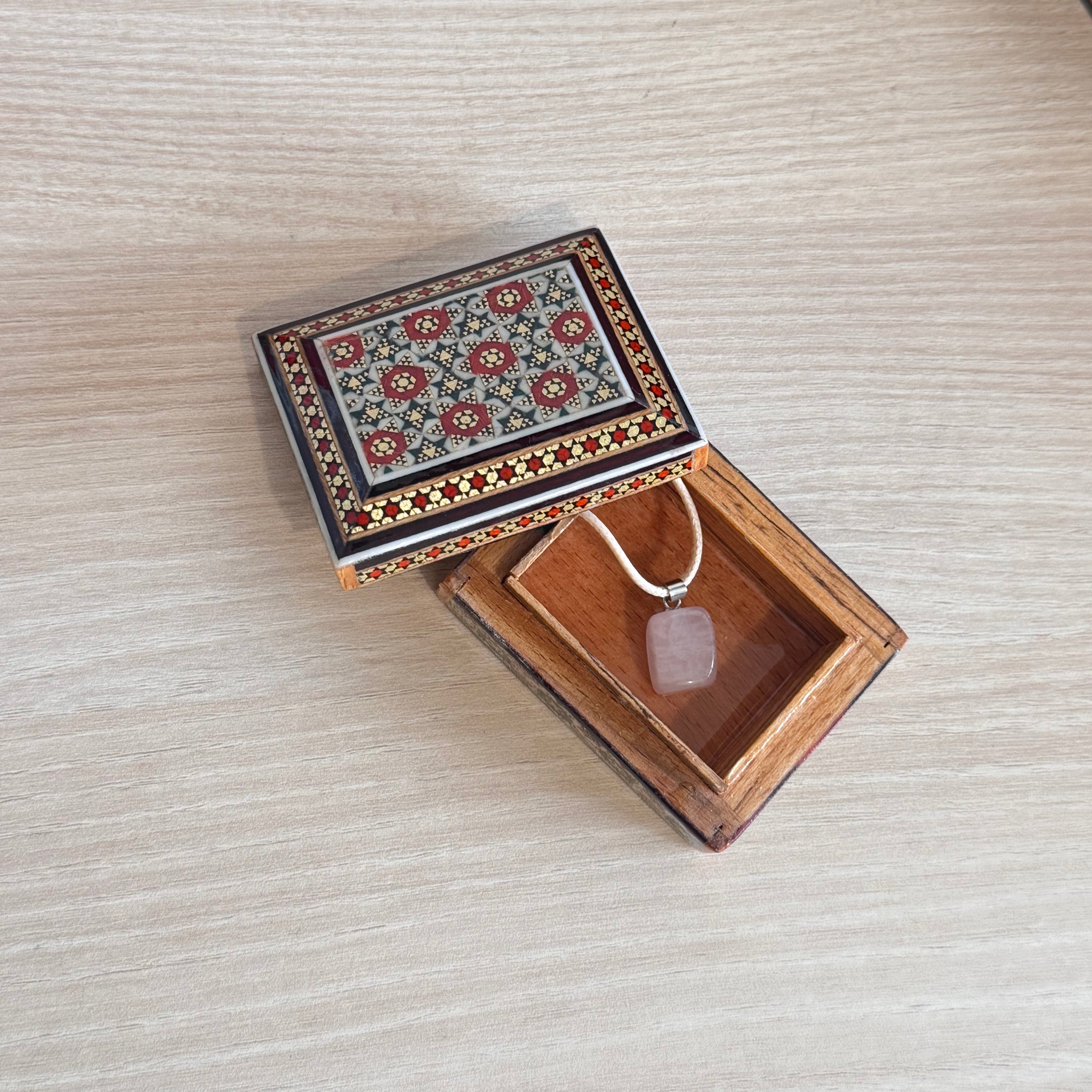 Coffret cadeau FIROUZ ART avec collier en quartz rose, coffret Khatam artisanal et carte personnalisée.