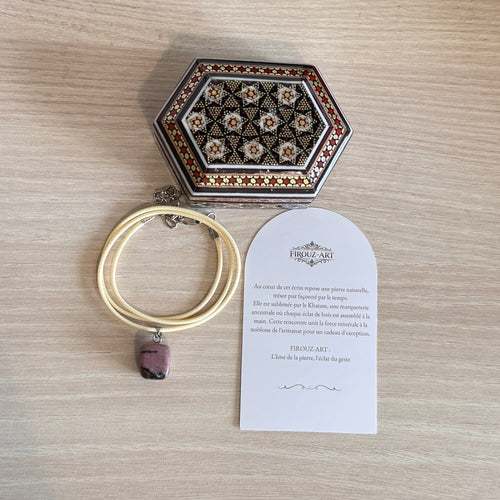 Coffret cadeau FIROUZ ART avec collier en rhodonite, coffret Khatam artisanal et carte personnalisée.
