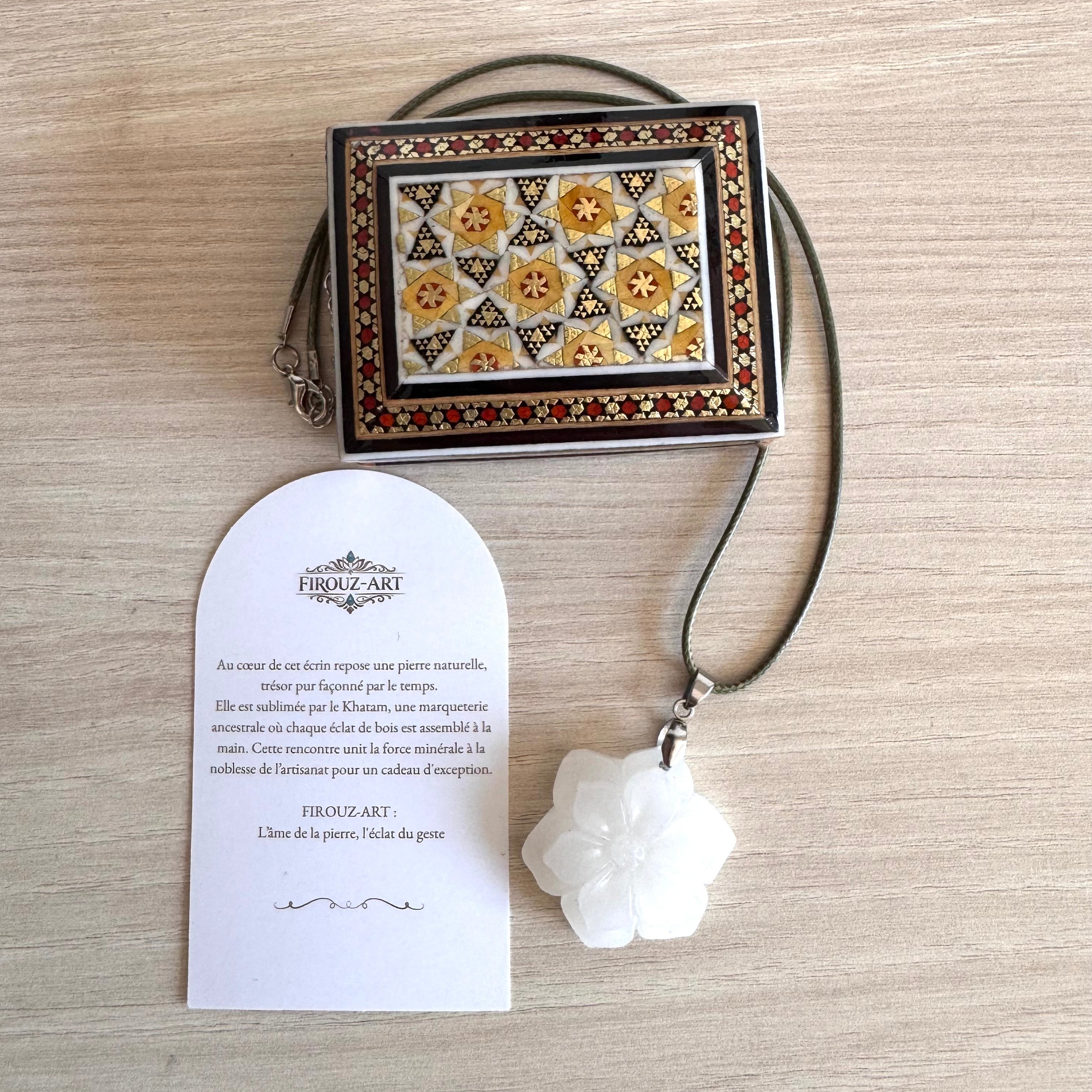 Coffret cadeau en Khatam persan avec pendentif en fleur de jade sculptée à la main - FIROUZ ART