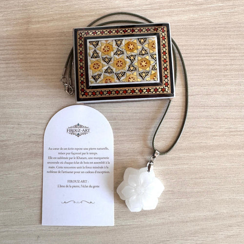 Coffret cadeau en Khatam persan avec pendentif en fleur de jade sculptée à la main - FIROUZ ART