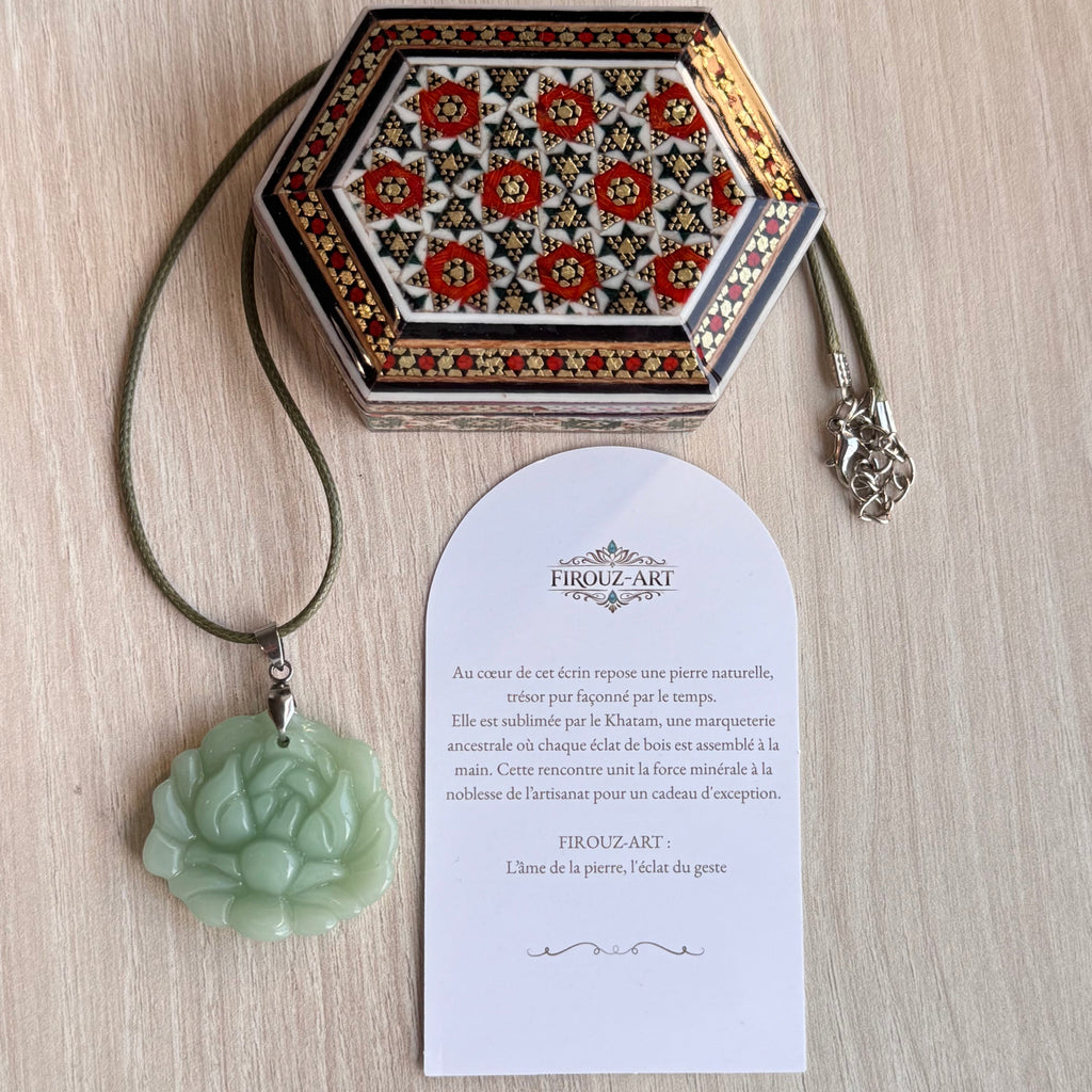 Coffret cadeau en Khatam persan avec pendentif en jade vert naturel sculpté à la main en forme de lotus sur cordon ajustable, création artisanale FIROUZ ART.