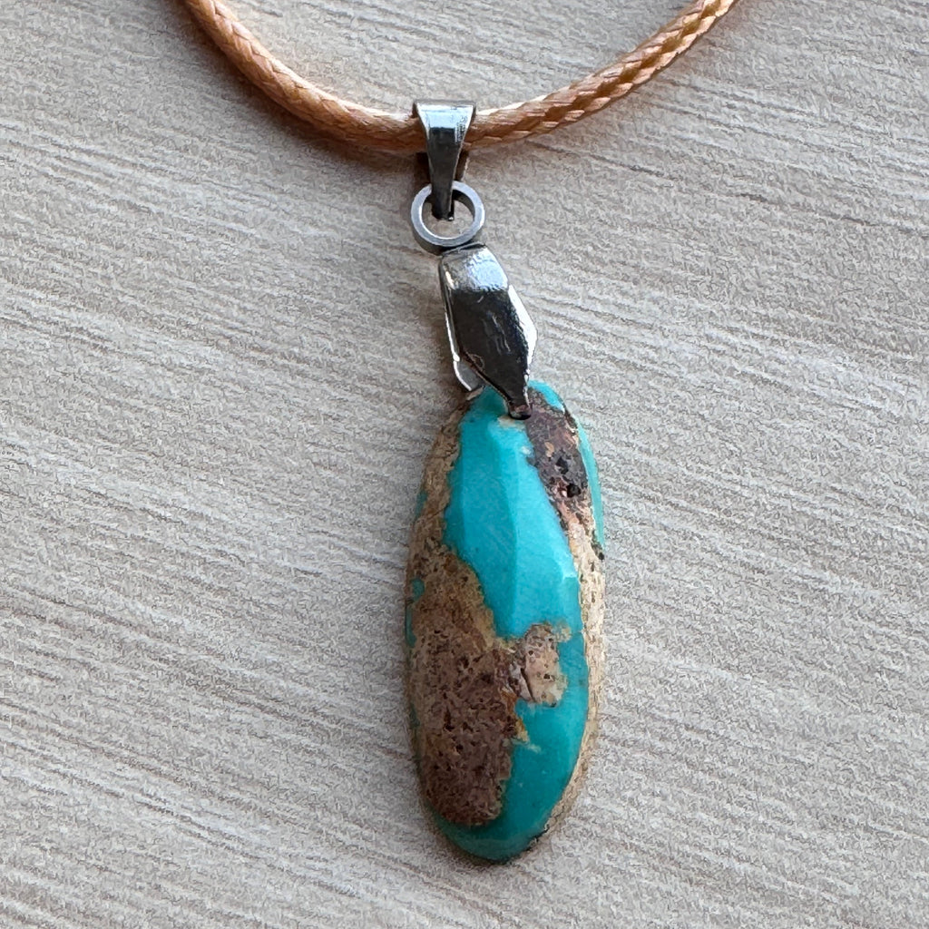 Coffret cadeau en Khatam persan avec mini pendentif en turquoise naturelle de Nishapur sur chaîne argentée, création artisanale FIROUZ ART.