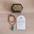 Coffret cadeau en Khatam persan avec mini pendentif en turquoise naturelle de Nishapur sur chaîne argentée, création artisanale FIROUZ ART.