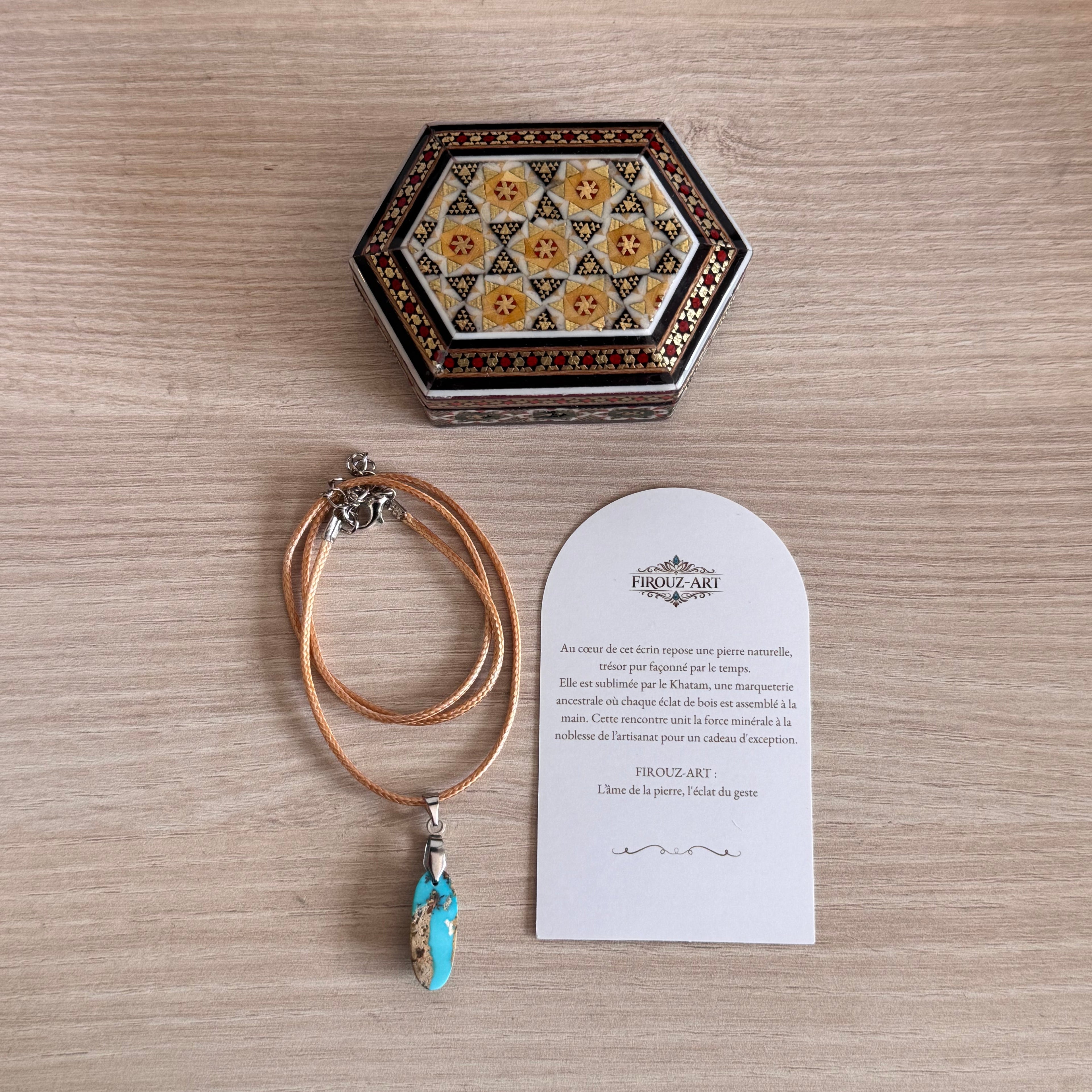 Coffret cadeau en Khatam persan avec mini pendentif en turquoise naturelle de Nishapur sur chaîne argentée, création artisanale FIROUZ ART.