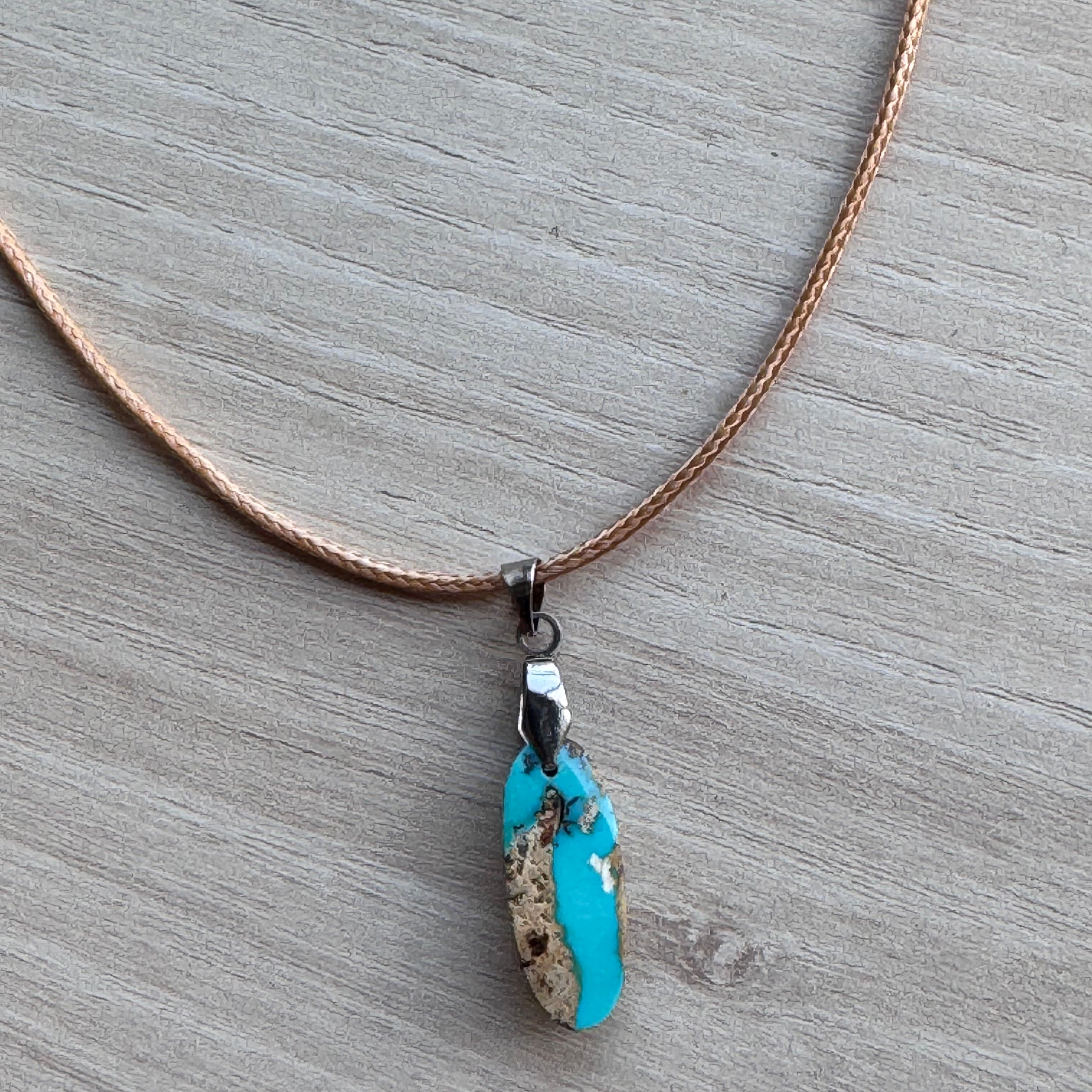 Coffret cadeau en Khatam persan avec mini pendentif en turquoise naturelle de Nishapur sur chaîne argentée, création artisanale FIROUZ ART.