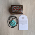 Coffret_cadeau_en_Khatam_persan_avec_pendentif_rose_en_pierre_turquoise_sculpt_e_la_main_FIROUZART