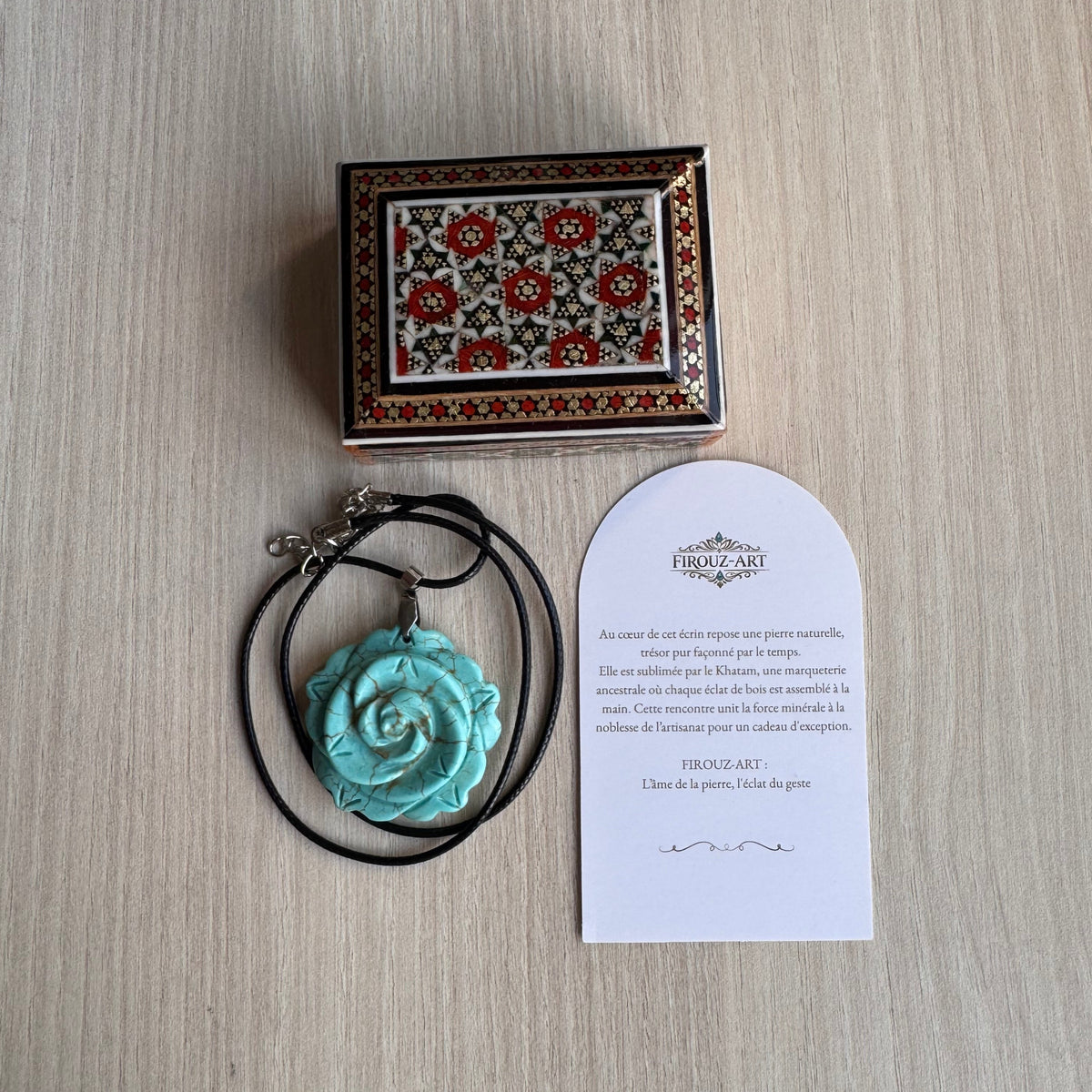 Coffret_cadeau_en_Khatam_persan_avec_pendentif_rose_en_pierre_turquoise_sculpt_e_la_main_FIROUZART