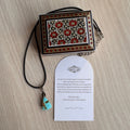 Coffret cadeau en Khatam persan avec pendentif en turquoise naturelle de Nishapur sur cordon noir, création artisanale FIROUZ ART.