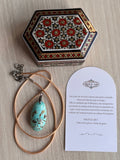 Coffret cadeau en Khatam persan avec pendentif en turquoise naturelle de Nishapur sur cordon réglable, création artisanale FIROUZ ART.