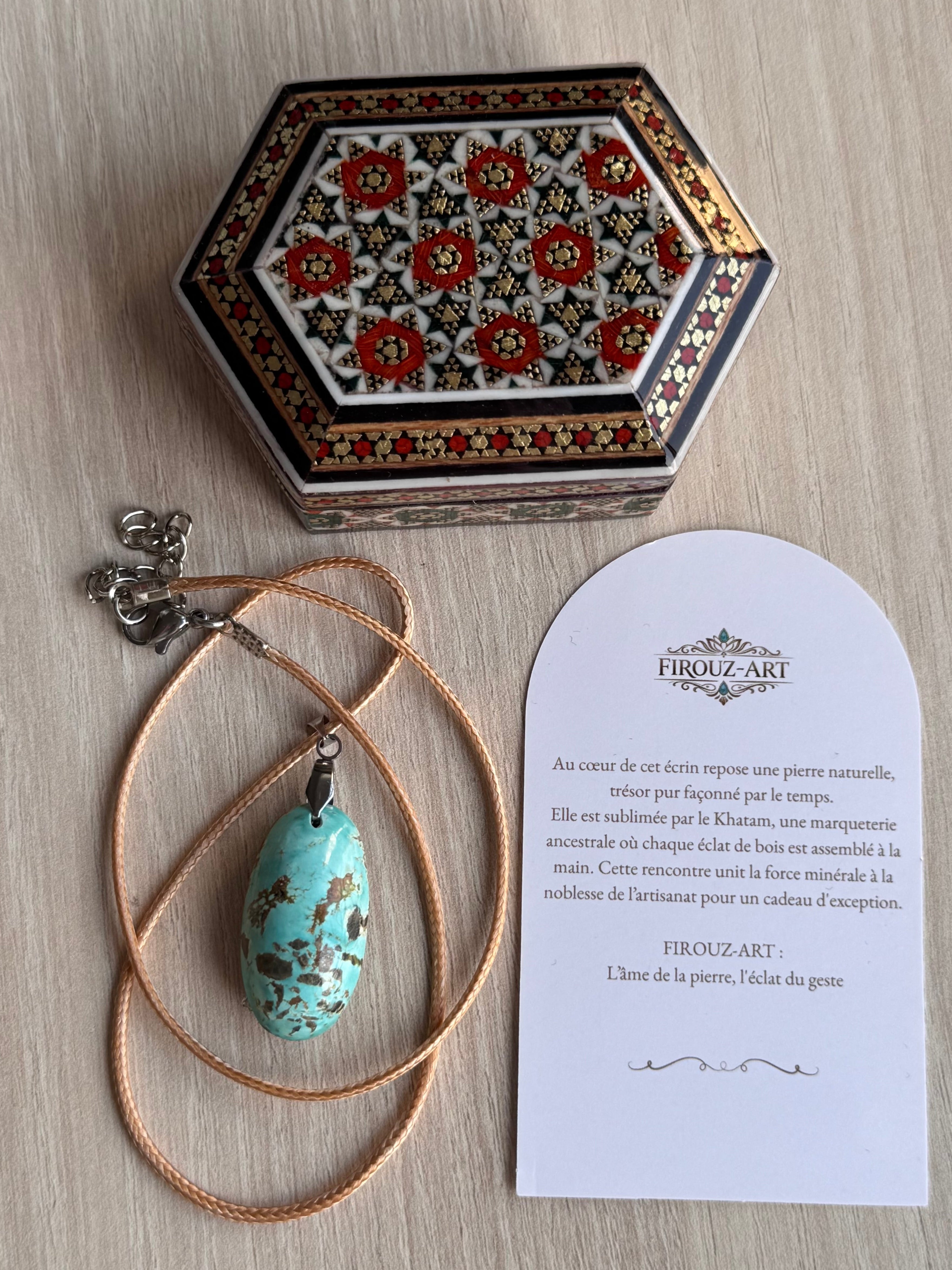 Coffret cadeau en Khatam persan avec pendentif en turquoise naturelle de Nishapur sur cordon réglable, création artisanale FIROUZ ART.