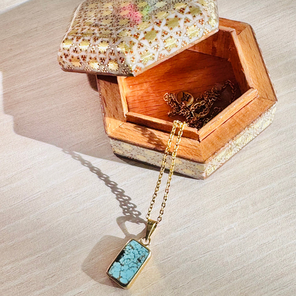 Collier Fenêtre en turquoise naturelle présenté dans son coffret Khatam ouvert