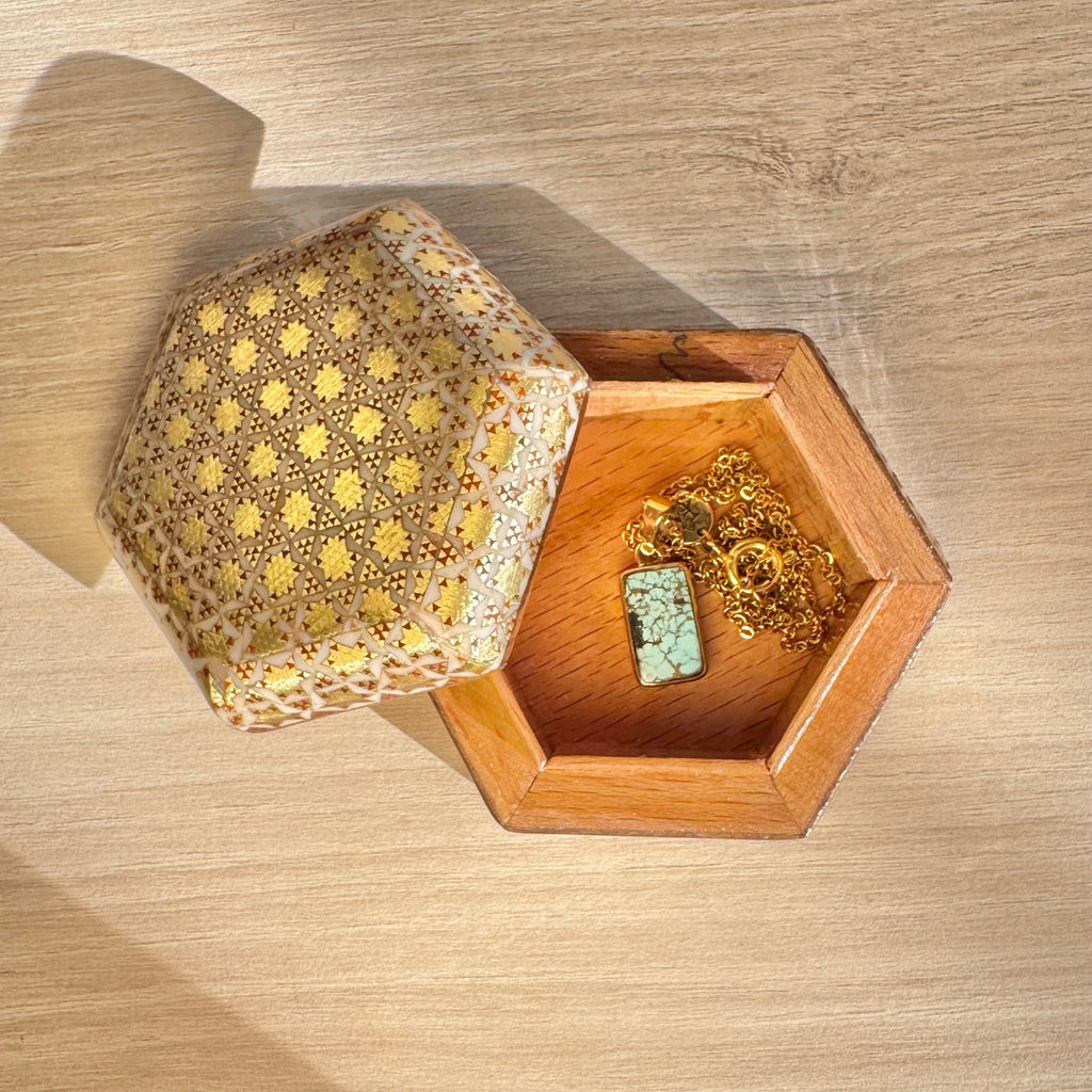 Gros plan du pendentif rectangulaire Fenêtre en turquoise naturelle de Perse