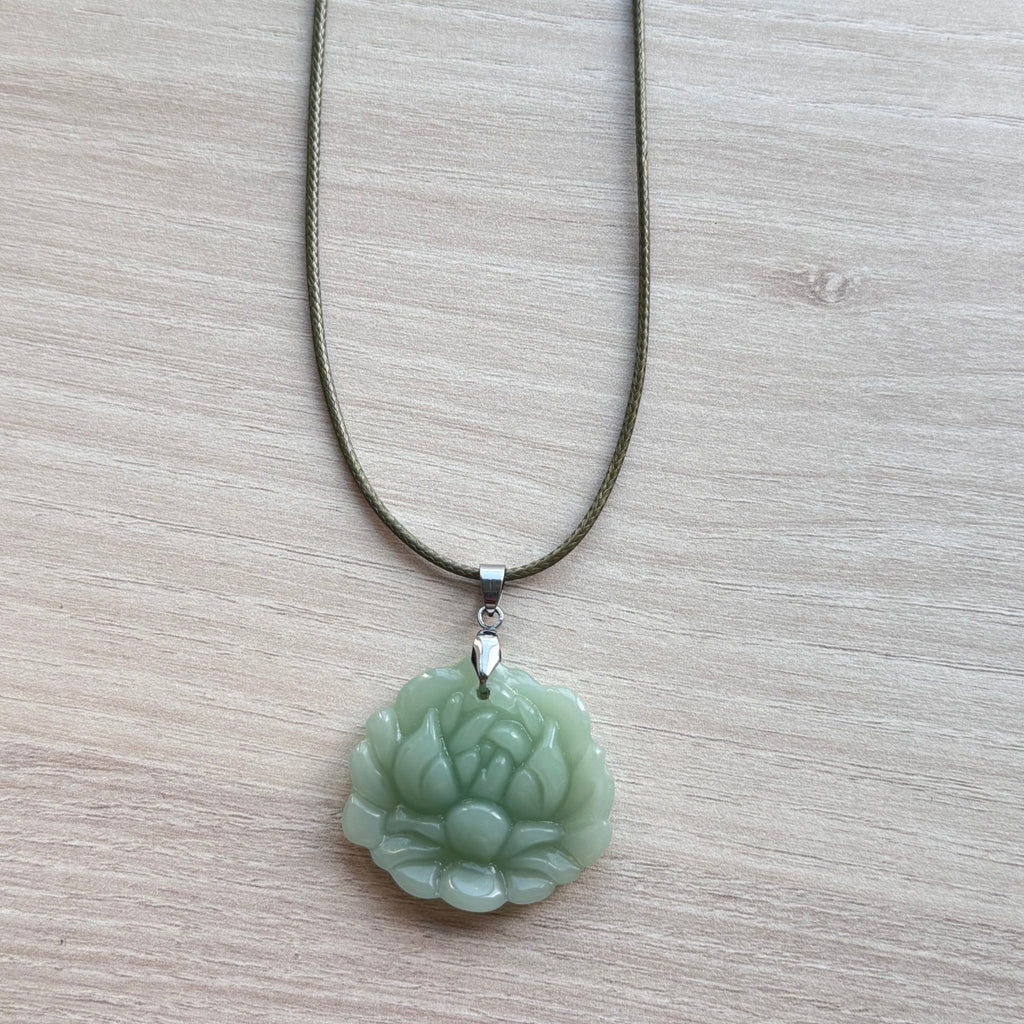 Lotus en jade vert sculpté à la main