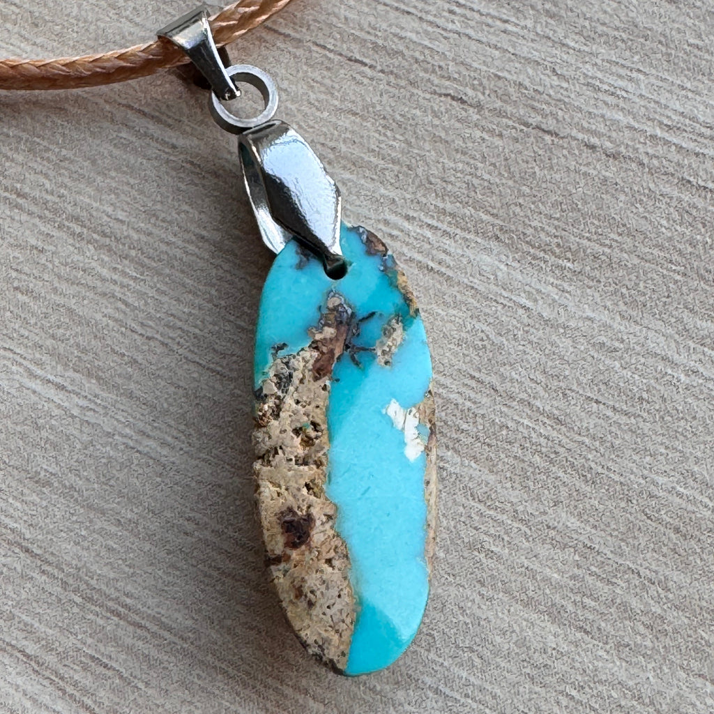 Coffret cadeau en Khatam persan avec mini pendentif en turquoise naturelle de Nishapur sur chaîne argentée, création artisanale FIROUZ ART.