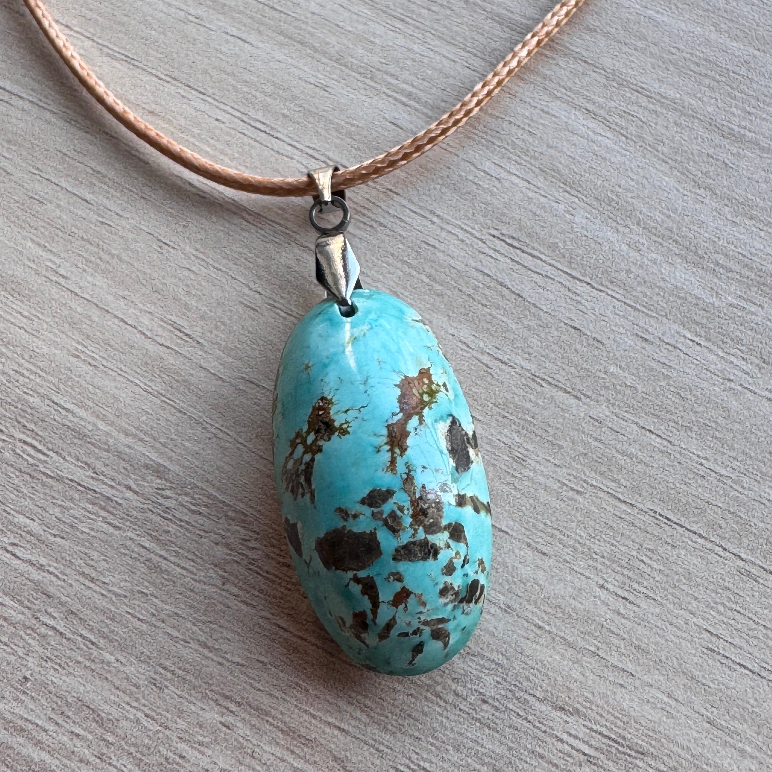pendentif en turquoise naturelle de Nishapur sur cordon-firouzart